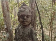 Tailandia-monticulo-de-termitas-con-forma-de-nino-humano3.jpg